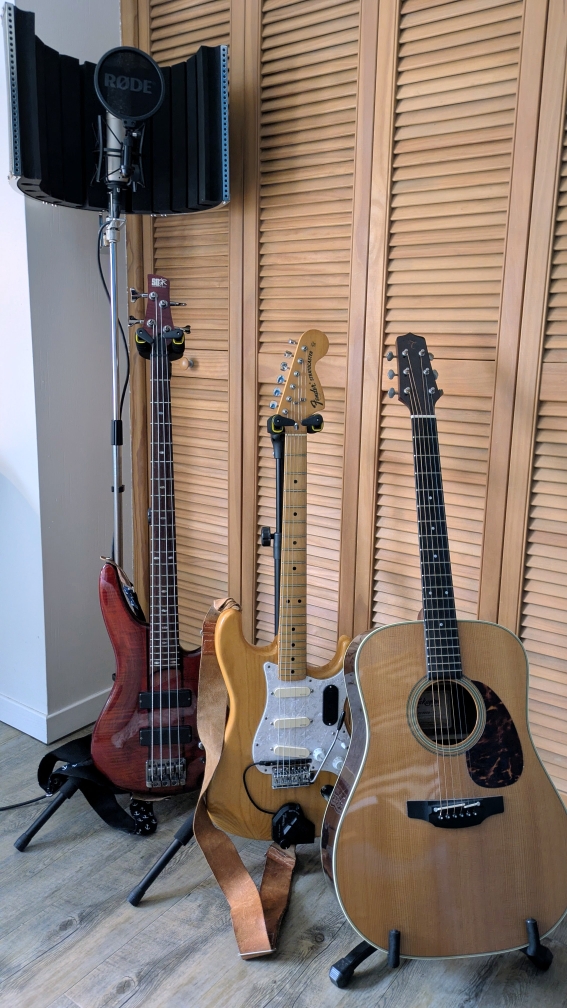 Micro et guitares pour enregistrement